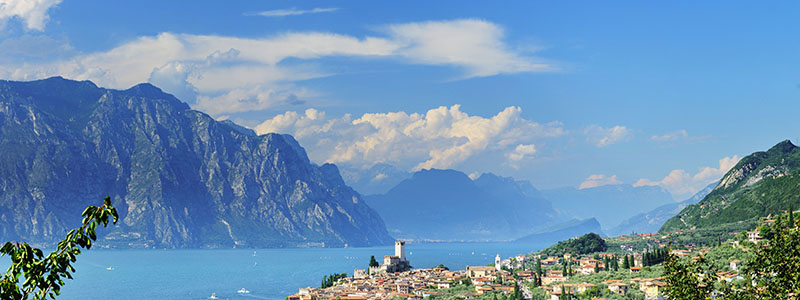 Utsikt ver Malcesine i Gardasjn i Italien.